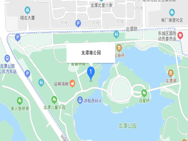 龍?zhí)逗?>龍?zhí)逗?，位于北京市東城區(qū)外城東南隅，龍須溝流經(jīng)此地，故命名為&ldquo;龍?zhí)逗?rdquo;。為古高梁河穿過的地區(qū)，屬海河流域北運(yùn)河支流通惠河支流護(hù)城河水系。因明圍筑外城墻的窯坑積水形成，中華人民共和國建國后，疏挖成三處湖面，面積44.3萬多平方米，并于1980年代建成大型河湖公園（龍?zhí)逗珗@、北京游樂園、龍?zhí)段骱珗@）。也是南城雨水的調(diào)蓄湖泊</ul></div>
<div   id=